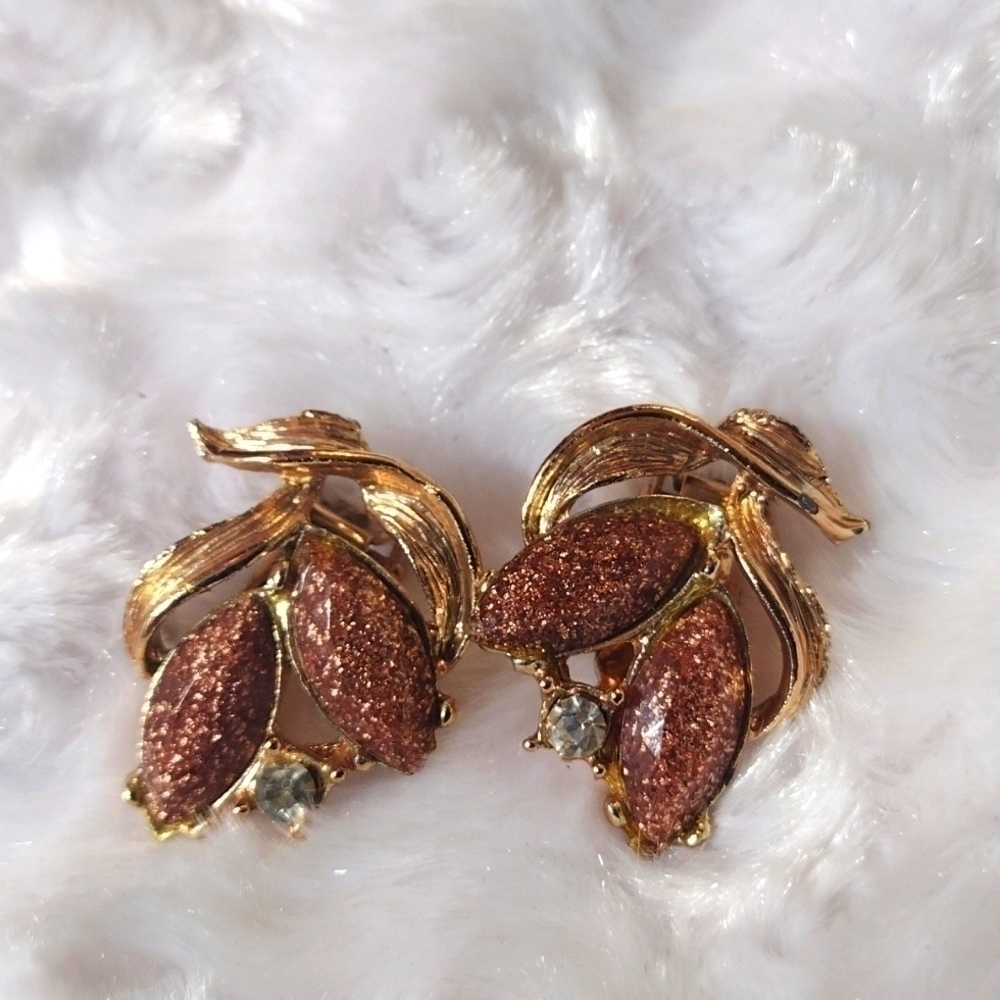 𝅺VINTAGE flower rose gold color with Amber color lease and clear Stone clip-on